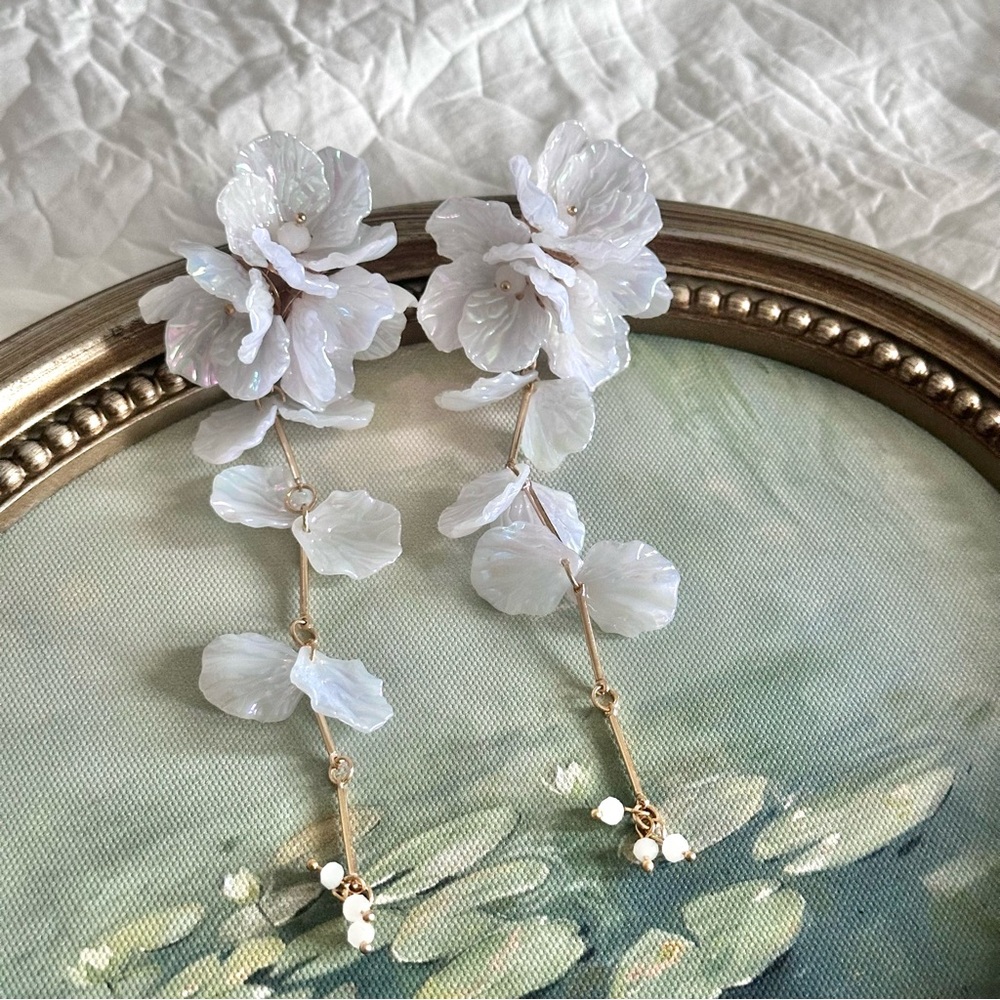Elegant White Floral Drop Earrings - Picture 7 of 7